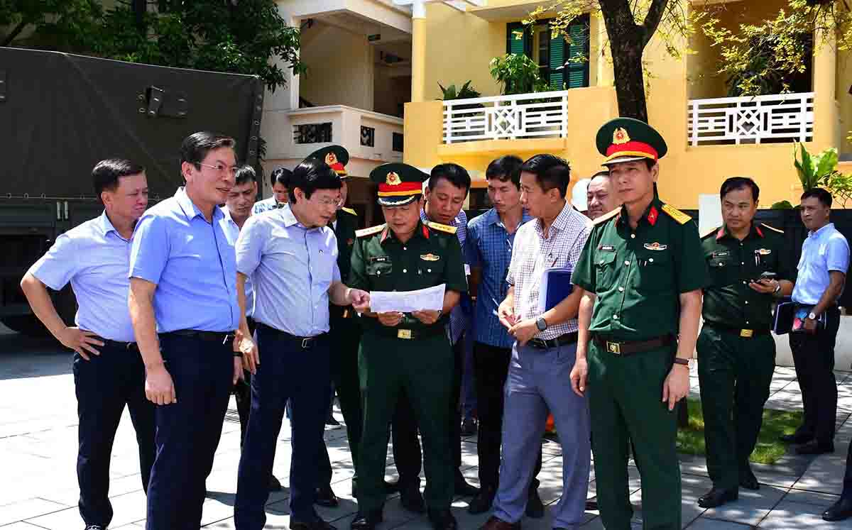 Khong chi co su vao cuoc cua doi ngu cong nhan hien truong, lanh dao EVNHANOI cung truc tiep bam sat, phoi hop voi cac don vi chuc nang de ra soat van hanh tai nhung diem trong (Phoi hop cung Bo Tu lenh Lang Chu tich Ho Chi Minh). Anh: Minh Thu.