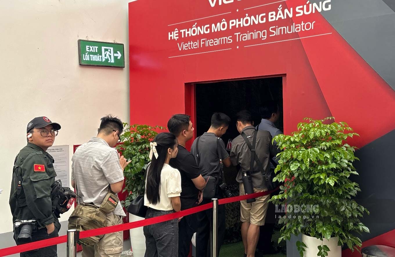 Nguoi dan va du khach xep hang cho trai nghiem ban sung. Anh: Y Yen