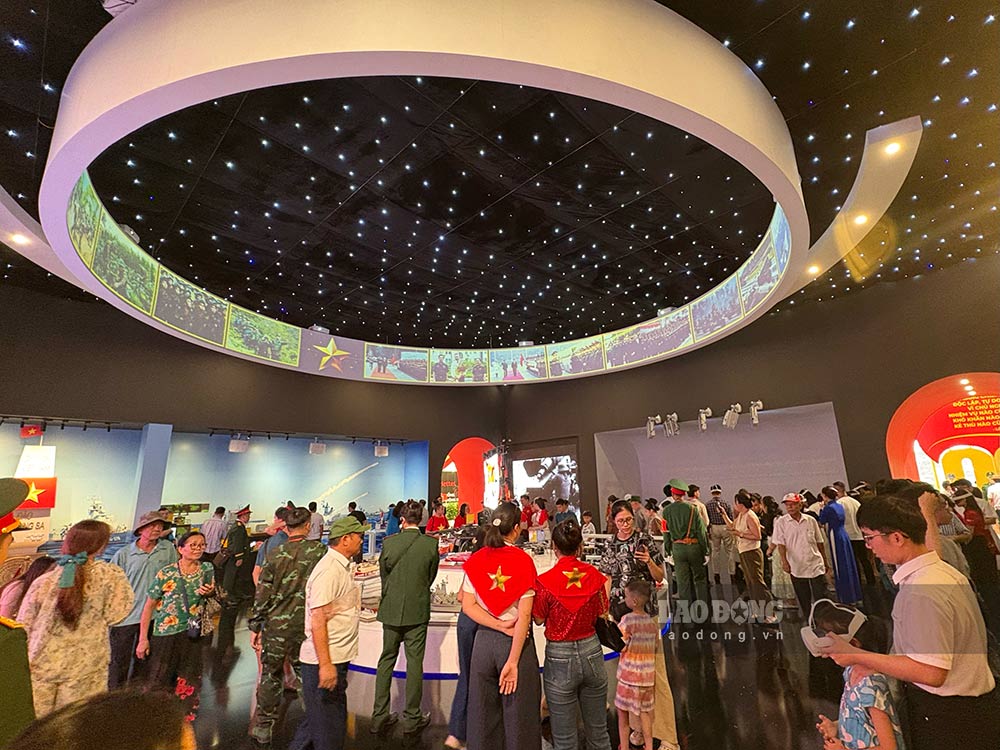 Khong gian nhu mot bao tang lich su song dong voi nhieu hoat dong tuong tac ung dung cong nghe hologram, mapping, AI, VR, AR. Anh: Y Yen