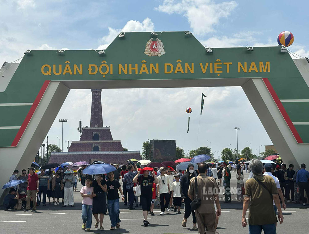 People eagerly visit the exhibition space of modern weapons and equipment of the Vietnam People's Army at the 80th National Achievement Exhibition. Photo: Minh Phong
