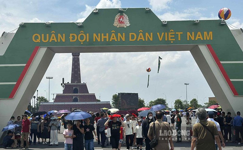 People eagerly visit the exhibition space of modern weapons and equipment of the Vietnam People's Army at the 80th National Achievement Exhibition. Photo: Minh Phong