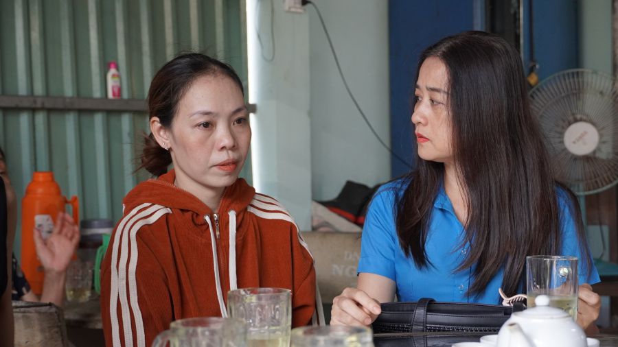 Pham Thu Huong 호치민시 노동총연맹 부위원장(사진 오른쪽)이 조합원 Trinh Thi Anh을 방문하여 격려하고 있습니다. 사진: Thanh An