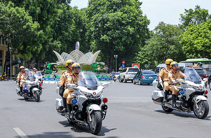 The Traffic Police Department will continue to announce the temporary diversion tomorrow, August 30. Photo: V. Tuan