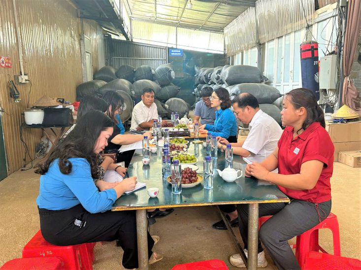 The Cao Bang Provincial Federation of Labor shared the difficulties that businesses faced, and at the same time encouraged businesses to establish grassroots unions. Photo: Van Phan