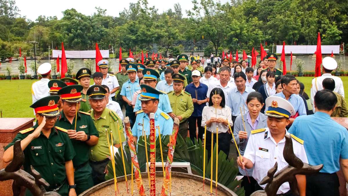 Doan dai bieu dang huong cac di tich tai dac khu Con Dao ngay 29.8. Anh: Khanh Nam