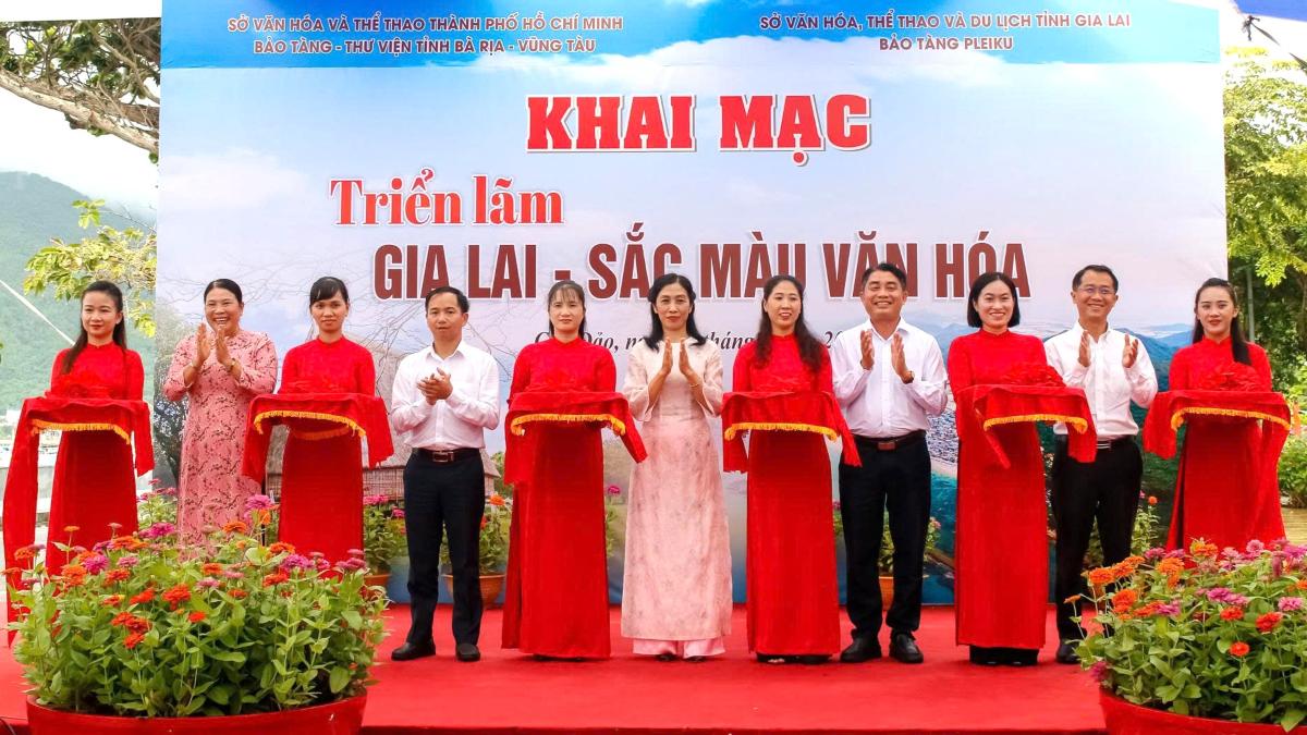 꼰다오 특별 구역에서 열린 '프레다르지아라이 - 빈다르 문화의 색깔' 전시회 개막. 사진: 카잉남