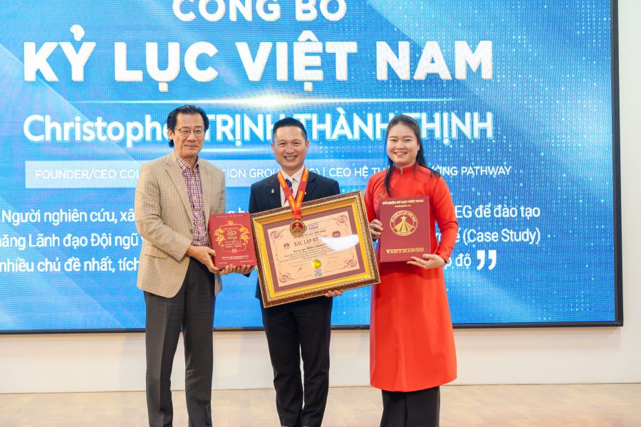 The Vietnam Record Organization (VietKings) awarded the certificate to Mr. Trinh Thanh Thinh.
