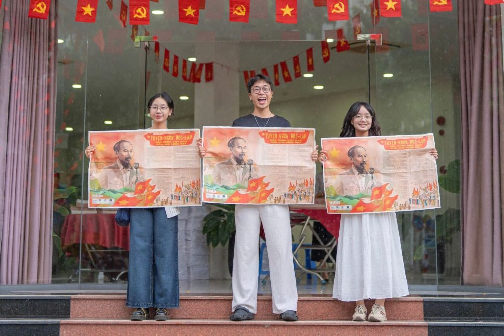 Nhan Dan Newspaper presented 100,000 special appetizers on September 2 to the people of Da Nang. Photo: Tran Thi