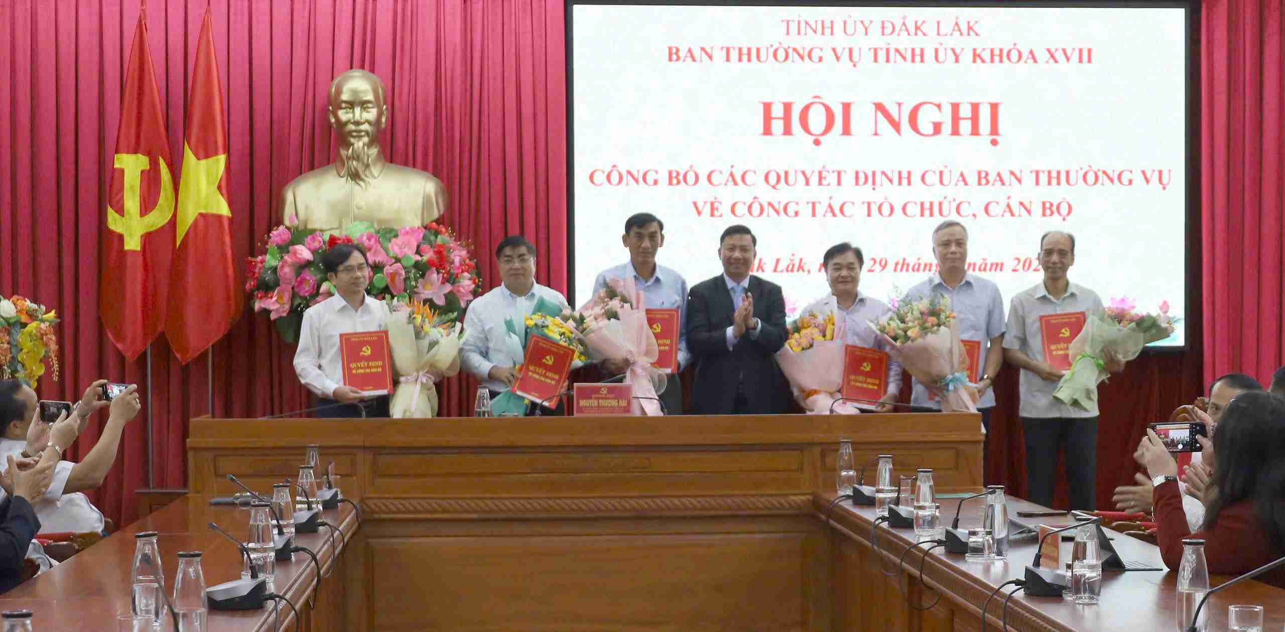 Employees receive early retirement decisions. Photo: Ha My