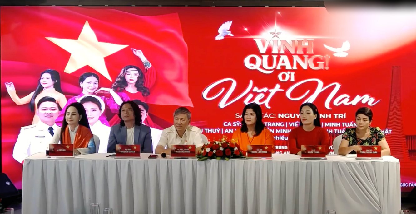 Professor, Doctor, Labor Hero Nguyen Anh Tri (3rd, from left) released the MV " Glory, Vietnam". Photo: Organizing Committee
