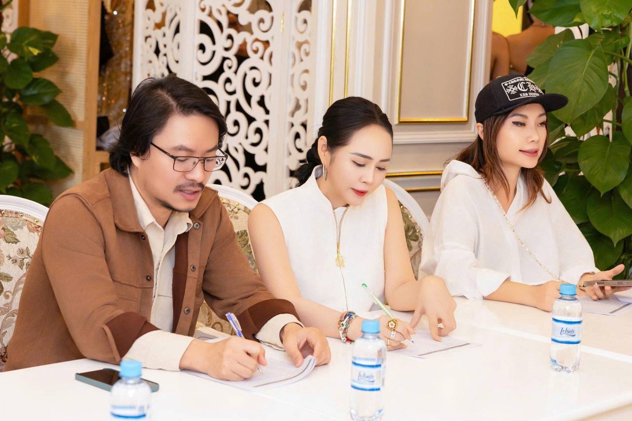 Designer Thanh Huong Bui and director Hoang Nhat Nam prepare for Miss Grand Vietnam's fashion show. Photo: Provided by the crew.