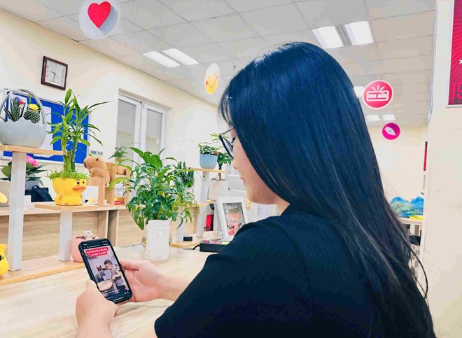 Social networks and the double burden weigh on the mental health of adolescents. Photo: Minh Ha