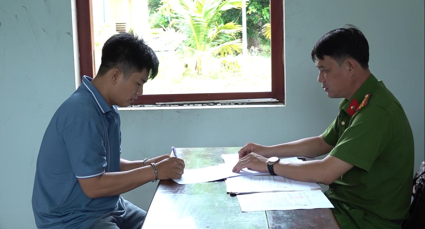 Hieu invited his wife to snatch property to pay off gambling debts.