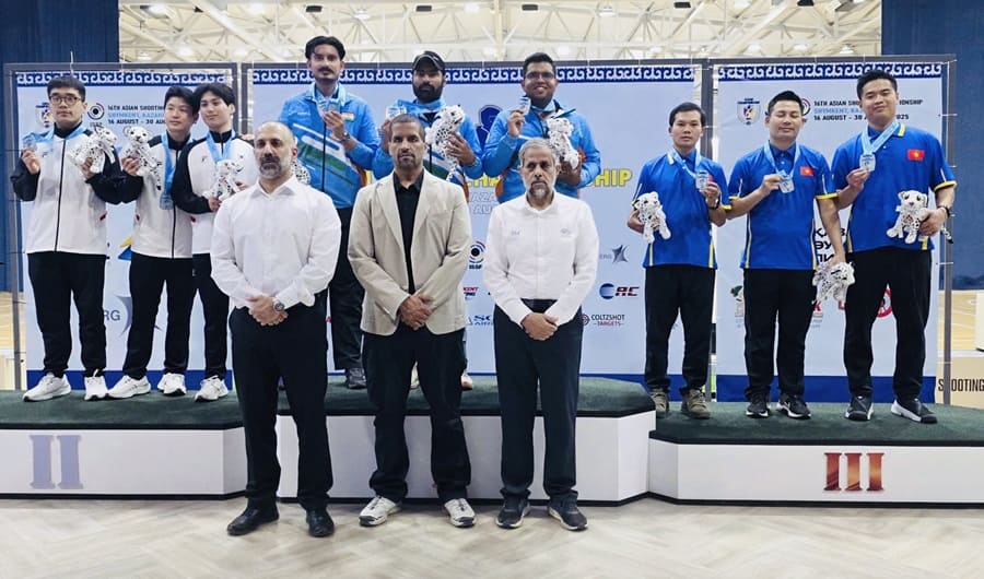 Phạm Quang Huy và đồng đội giành huy chương đồng đồng đội 25m súng ngắn tiêu chuẩn tại Giải vô địch châu Á 2025. Ảnh: Hoài Việt