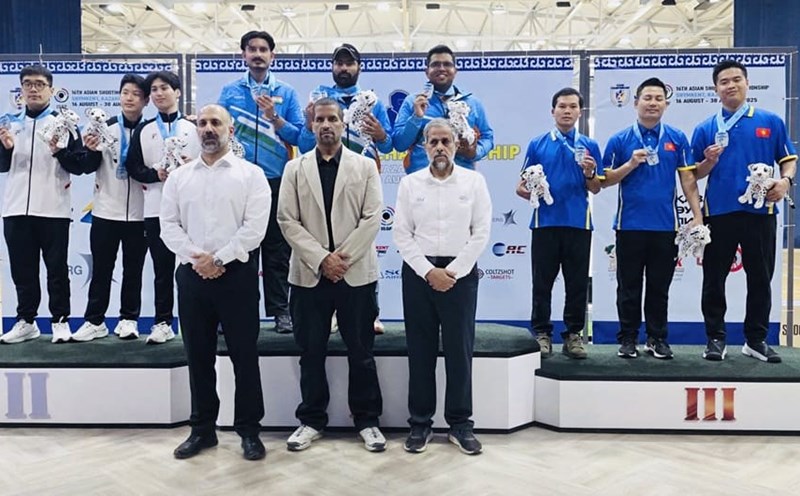 Pham Quang Huy and his teammates won the bronze medal in the standard 25m pistol team at the 2025 Asian Championship. Photo: Hoai Viet