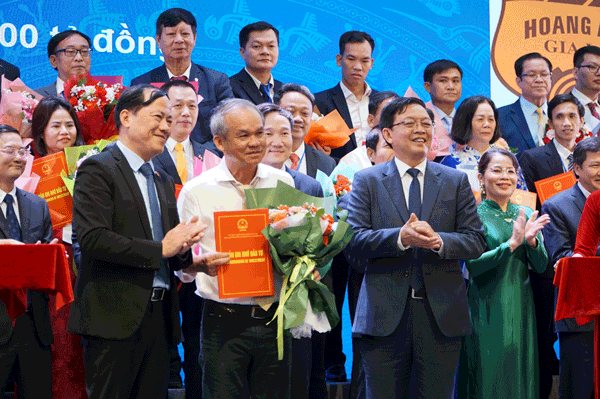 Gia Lai 지방은 기업에 투자 정책 결정을 수여합니다. 사진: Thanh Tuan