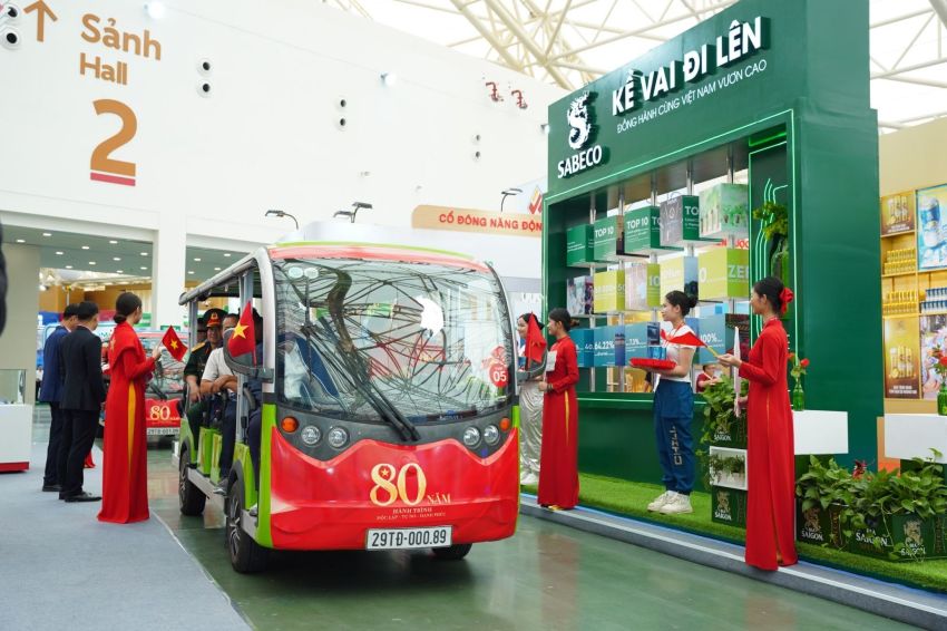 Les visiteurs entrent avec enthousiasme dans la zone d'exposition de SABECO. Photo : SABECO