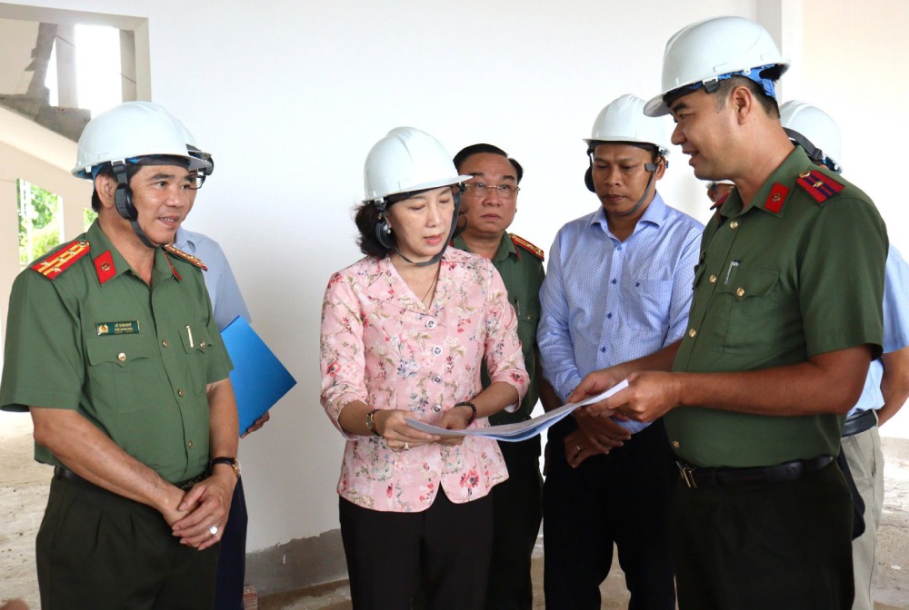 La delegation d'inspection n° 05 s'est rendue pour inspecter la situation reelle du projet du siege de l'equipe de lutte contre les incendies et de sauvetage dans la zone du quartier de Vinh Quang. Photo : Ngoc Mai