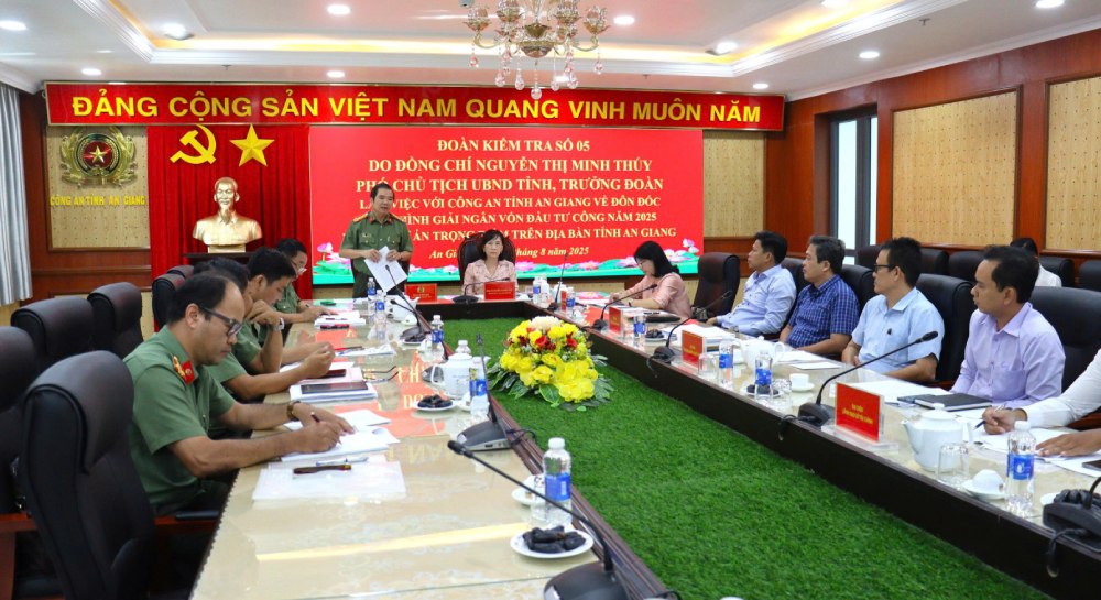 Dai bieu tham du buoi lam viec. Anh: Ngoc Mai