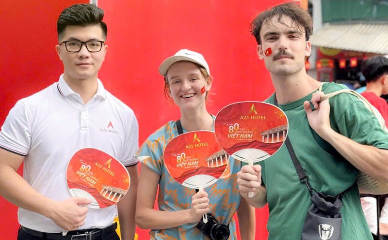 The hotel gives gifts to visitors on the occasion of the A80 parade. Photo: Thanh Nguyen