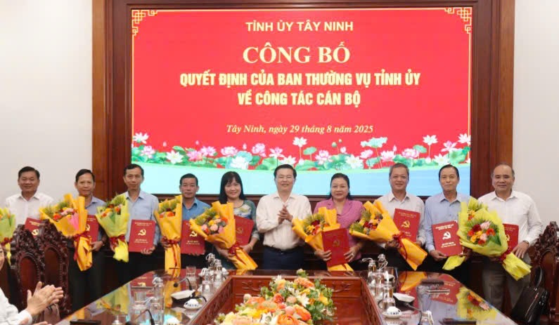 Handing over the decision of the Standing Committee of the Tay Ninh Provincial Party Committee on approving the leave of absence for 9 comrades. Photo: Duy Minh