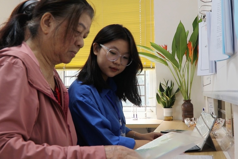 Volunteers solve technological difficulties in the digital transformation campaign in Hanoi. Photo: Nguyen Linh