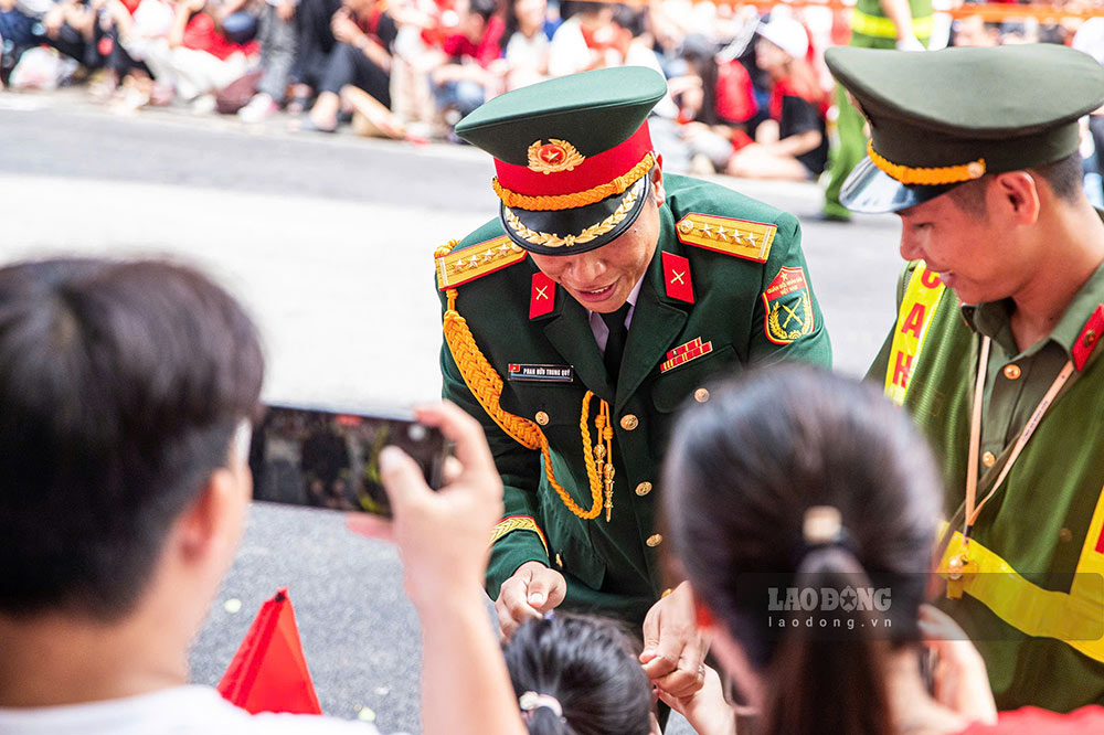ទាហាននៅក្នុងក្បួនធ្វើអន្តរកម្មជាមួយប្រជាជន។ រូបថត៖ Minh Dan