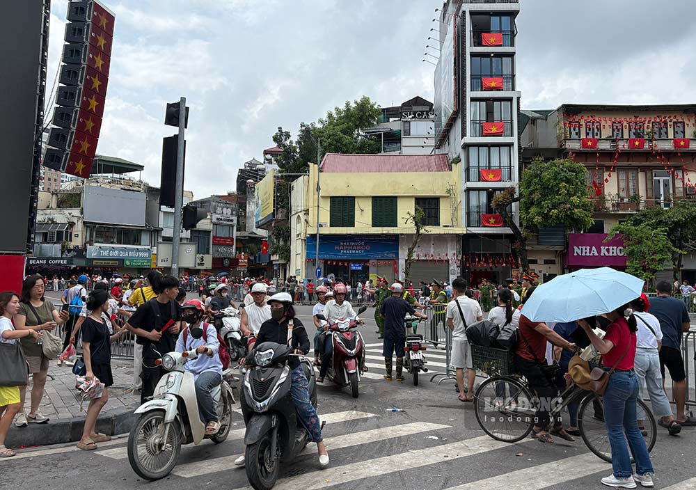 Phan luong giao thong vao Hang Bong. Anh: Y Yen