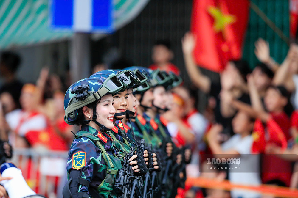 Nu cuoi toa nang cua nu chien si Biet dong khi giao luu voi nhan dan. Anh: Minh Dan
