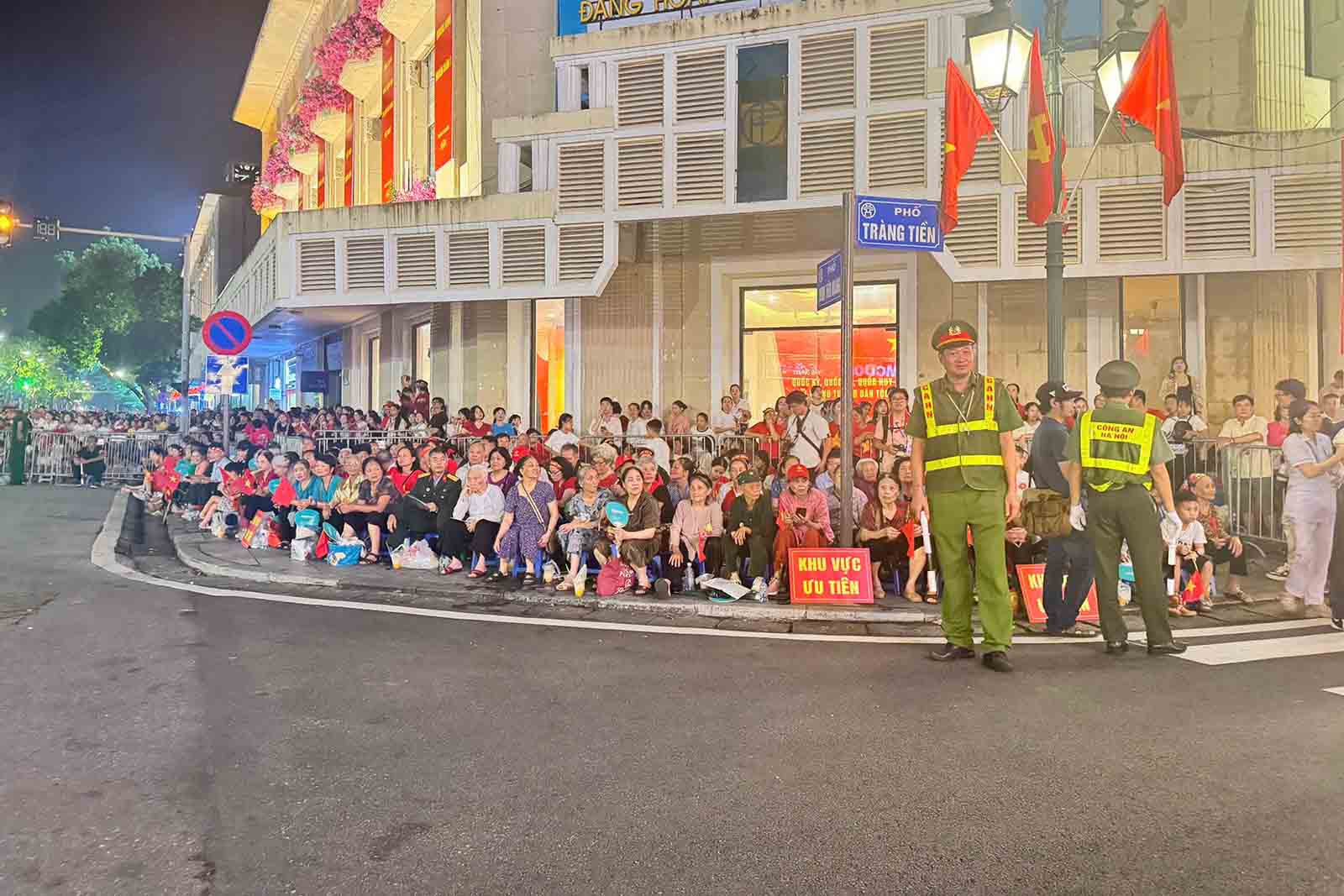 L'une des zones sera prioritaire pour les personnes agees et les anciens combattants assis a regarder les defiles et les defiles. Photo : Ngoc Bich