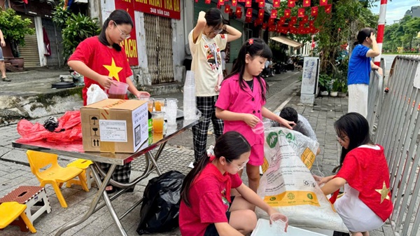 Cung mua nguyen lieu va tu lam nhung coc tra yeu thuong. Anh: Minh Hanh