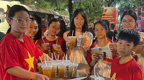 The cups of loving water of a group of students at Thang Long Secondary School. Photo: Minh Hanh