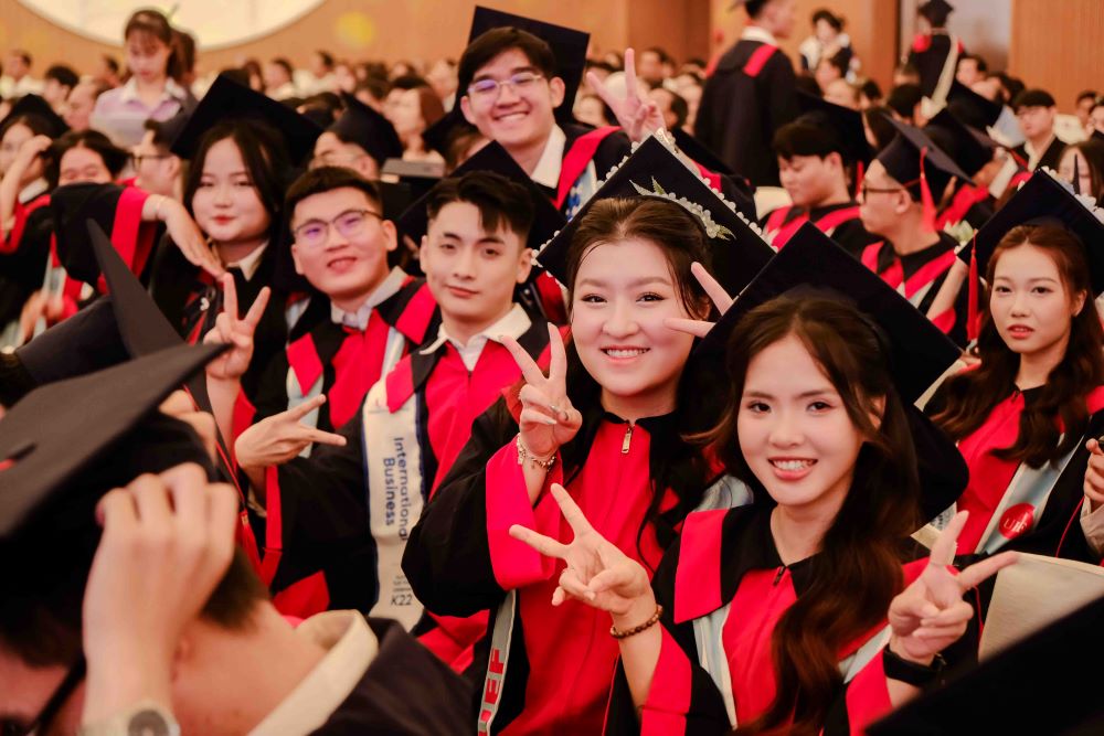 Mas del 60% de los recien graduados de la Universidad de Economia y Finanzas de la ciudad de Ho Chi Minh tienen trabajo antes de la ceremonia de graduacion. Foto: UEF