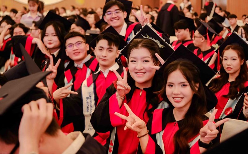 More than 60% of new bachelors of Ho Chi Minh City University of Economics and Finance have jobs before the graduation ceremony. Photo: UEF