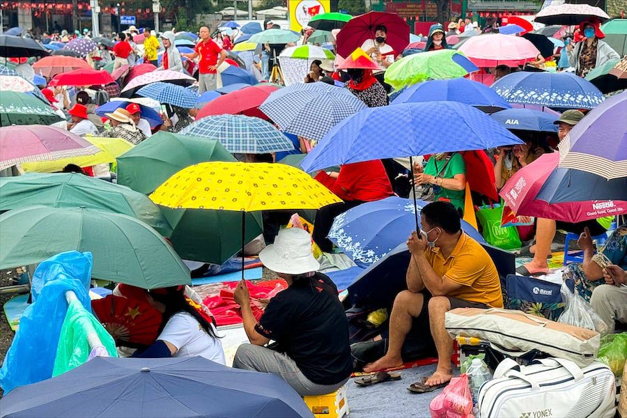 Theo ghi nhan cua Lao Dong vao trua 29.8, hang tram nguoi dan va du khach co mat nga tu Hung Vuong - Tran Phu Ha Noi - mot trong nhung dia diem “vang” de xem man Tong duyet dieu binh, dieu hanh A80 vao sang 30.8 va nhung ngay truoc do.