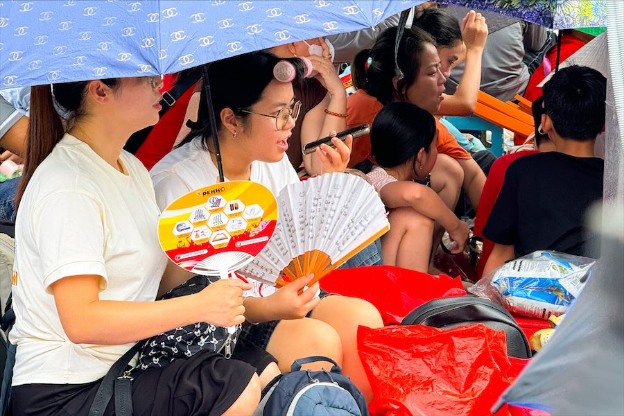 Nhieu nguoi cho biet da co mat tai day tu dem qua, mang theo chieu, bat trai, o, ao mua... 
