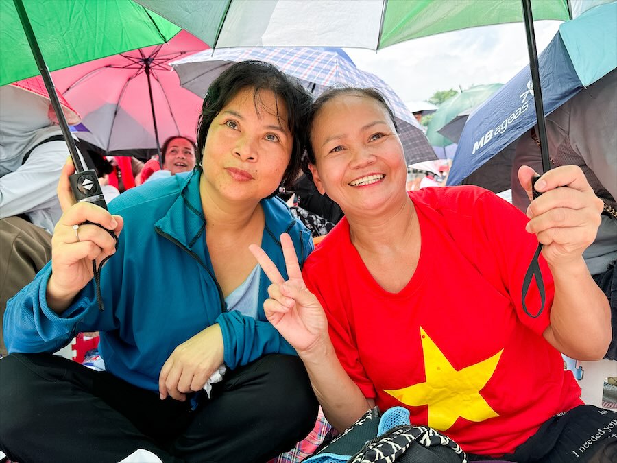 Co Le Thi Binh va Le Thi Ba cung nguoi than den nga tu Hung Vuong - Tran Phu tu 3h sang 29.8. Ca doan co gan 10 nguoi, thay phien nhau giu cho, khi met se ve phong thue nghi ngoi.