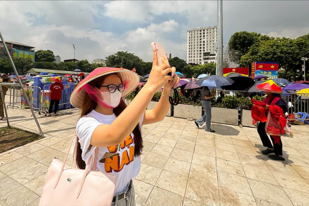 Dinh Thi Quyen, sinh vien den tu Quang Ninh, check-in cung duong xem dieu binh, dieu hanh A80. Quyen cung ban bat dau xep hang luc 10h30, ca hai du dinh se thay nhau giu cho. 