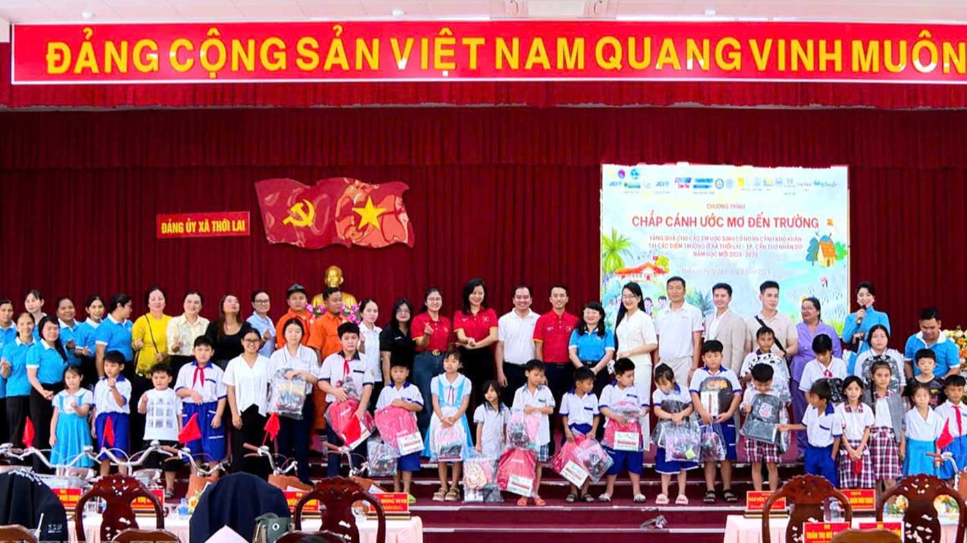 Hon 100 phan da duoc trao tay cac em hoc sinh co hoan canh kho khan tren dia ban xa Thoi Lai, TP Can Tho nhan dip nam hoc moi. Anh: Hoi LHPN xa Thoi Lai