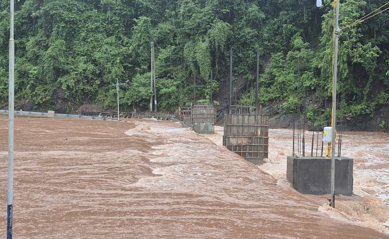 The road to the mountainous village in Quang Tri province was flooded by rising water during storm No. 5. Photo: H.Nguyen