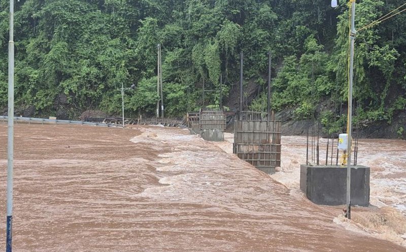 The road to the mountainous village in Quang Tri province was flooded by rising water during storm No. 5. Photo: H.Nguyen
