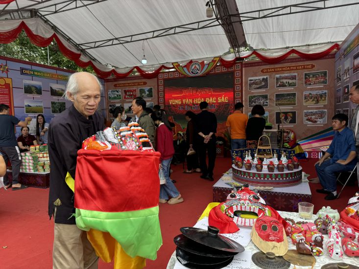 Mr. Hoang Choong introduces the lion and cat dance at the Northeast Ethnic Culture, Sports and Tourism Festival. Photo: Khanh Linh