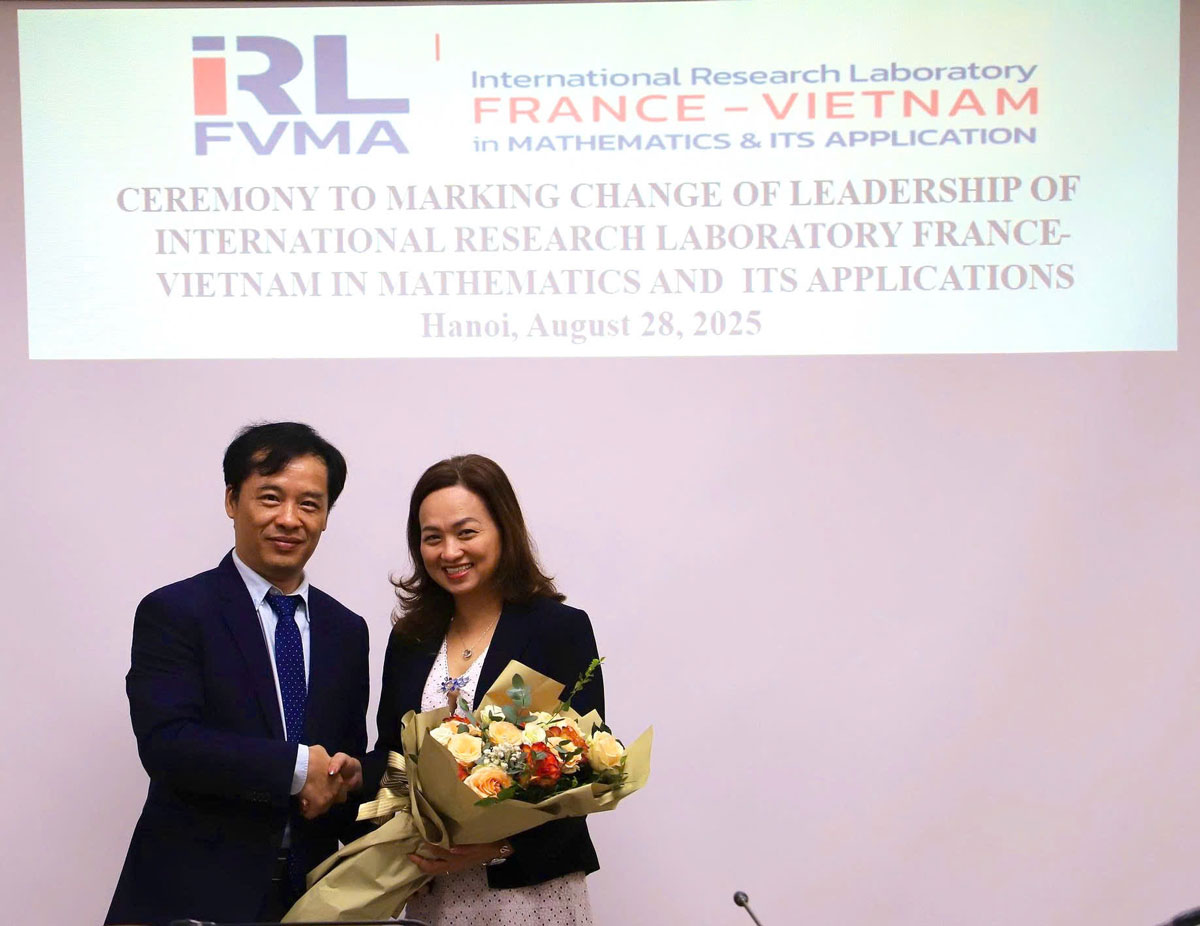 GS.VS. Le Truong Giang - Pho Chu tich Vien Han lam chuc mung tan Giam doc IRL.