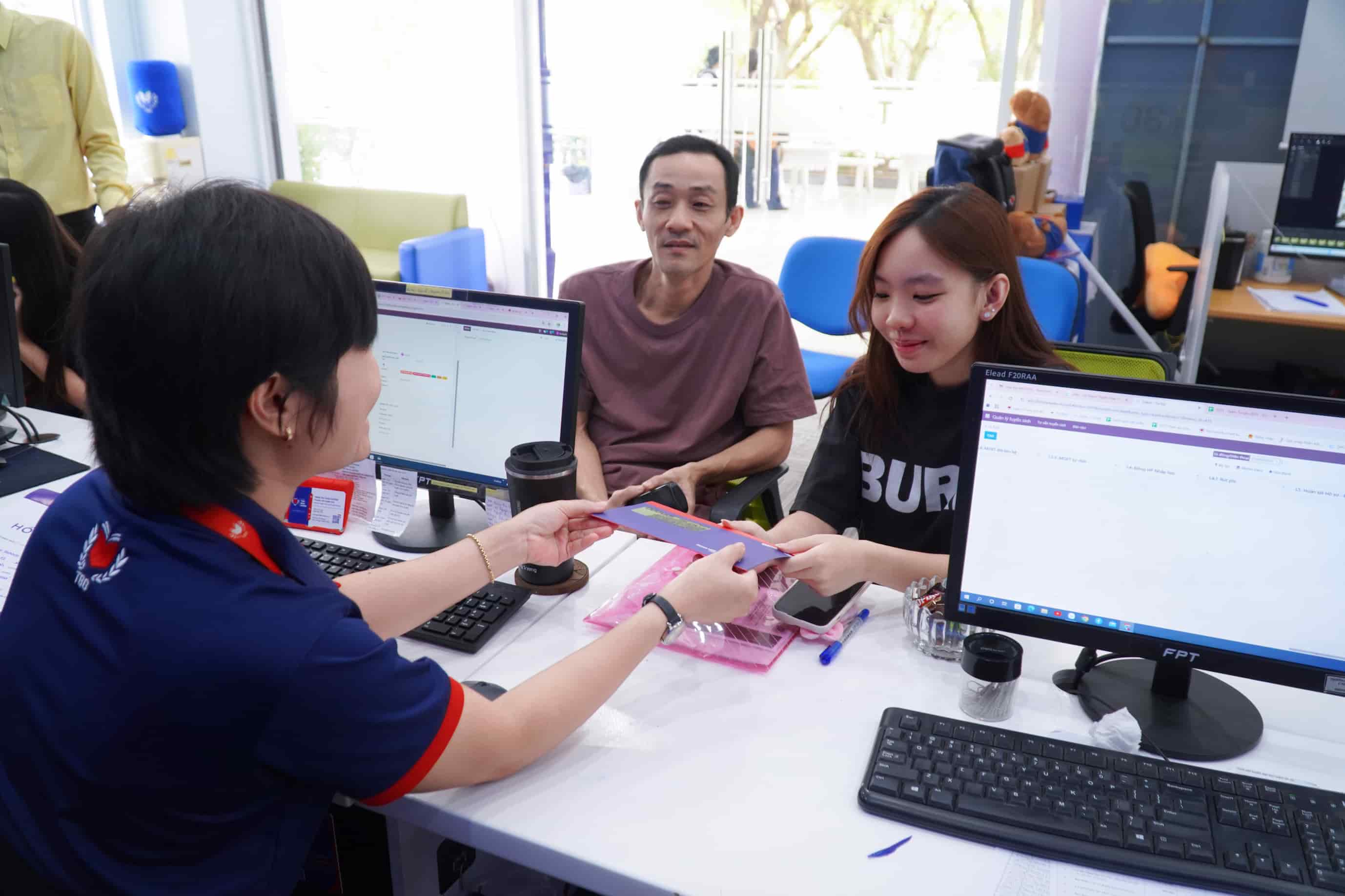 Pacific University in Khanh Hoa has decided to give 100,000 VND to all students. Photo: Bui Toan