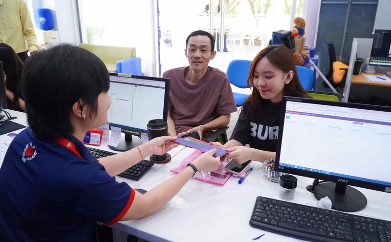Pacific University in Khanh Hoa has decided to give 100,000 VND to all students. Photo: Bui Toan