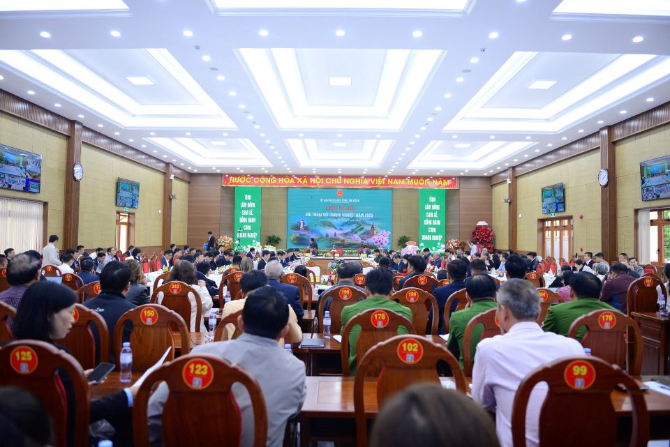 Toan canh hoi nghi. Anh: Lam Hong