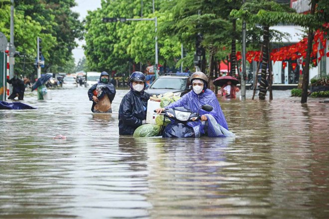The tropical depression strengthened into a storm. In the photo is the severe flooding in Nam An Khanh Urban Area (Hanoi), on the morning of August 26. Photo: Song Huu