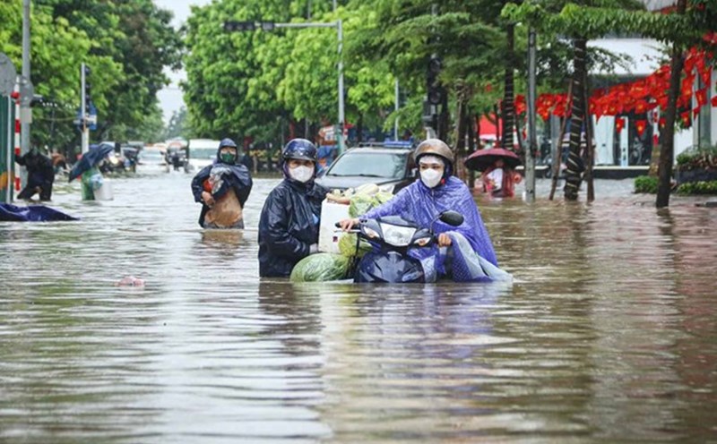 The tropical depression strengthened into a storm. In the photo is the severe flooding in Nam An Khanh Urban Area (Hanoi), on the morning of August 26. Photo: Song Huu