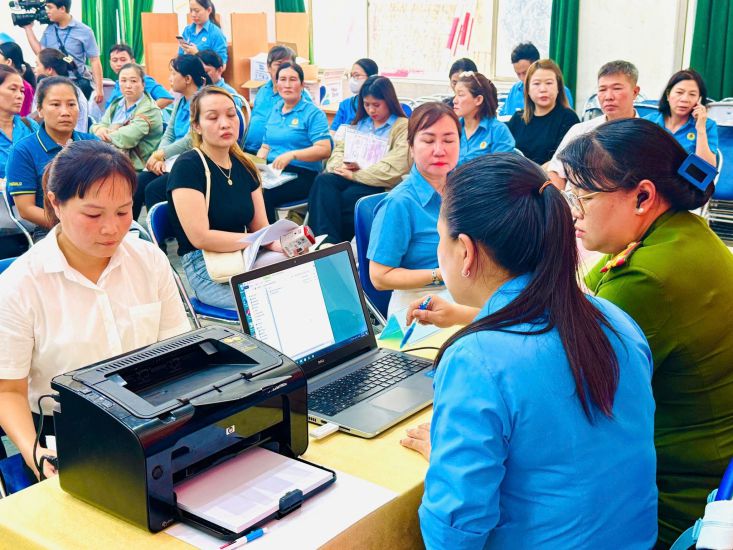 Le syndicat du quartier de Phu Dinh a Ho Chi Minh-Ville en coordination avec le departement de la police de la gestion administrative de l'ordre social et la police de Ho Chi Minh-Ville aide le syndicat de base a renouveler et a changer de sceau. Photo : Duc Long
