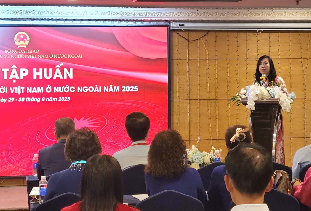 La Viceministra Le Thi Thu Hang habla en la ceremonia de inauguracion del curso de capacitacion para lideres de asociaciones vietnamitas en el extranjero. Foto: Comite Estatal de NVNONN